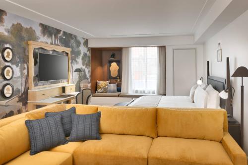 1 Bedroom Suite, 1 King, City view