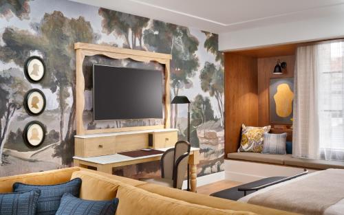 1 Bedroom Suite, 1 King, City view