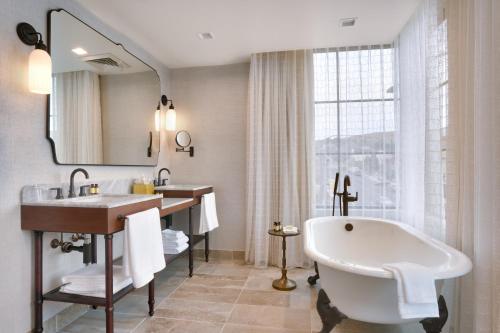 1 Bedroom Suite, 1 King, City view