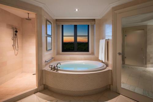 Corner St. Regis Suite, Suite, Corner room, Balcony