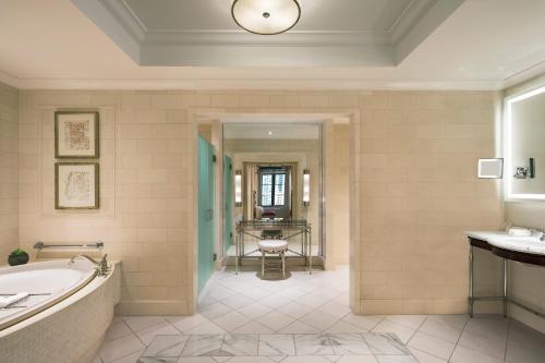 Manor Suite, Suite, 1 King, Alternate bed: sofa bed, Balcony