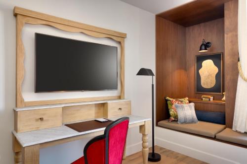 King Dormer Room - Top Floor/Hearing Accessible