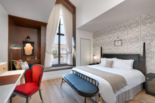 King Dormer Room - Top Floor/Hearing Accessible
