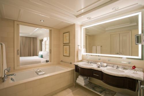 Superior King Room with Adapted Tub - Mobility Accessible