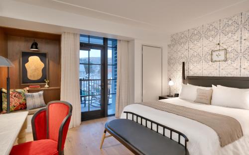 King Room with Balcony - Mobility/Hearing Accessible with Roll-In Shower