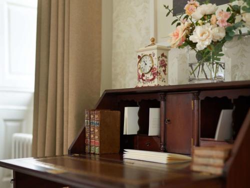 Fairmont Rose Garden Suite