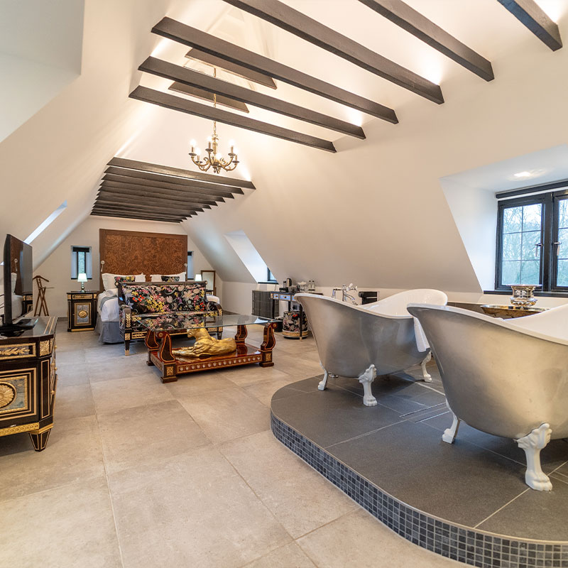 Champagne Suite Coach House