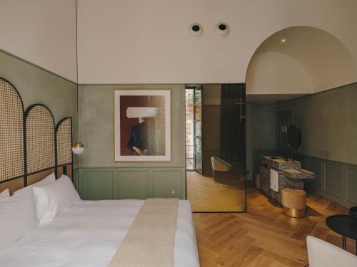 Deluxe Double or Twin Room with City View