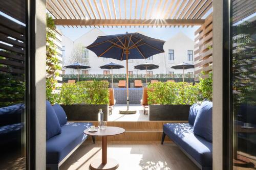 Deluxe King Room with Terrace and Pool View