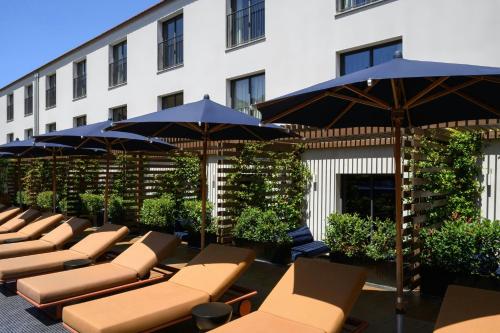 Deluxe King Room with Terrace and Pool View