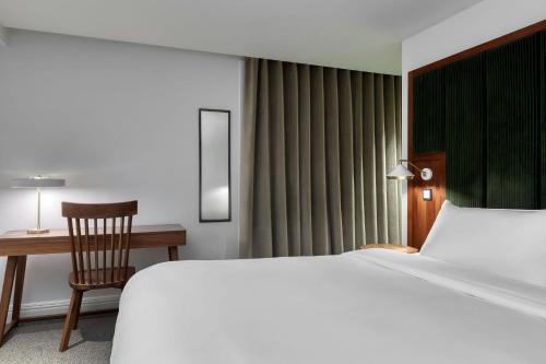 Family King Suite with City View