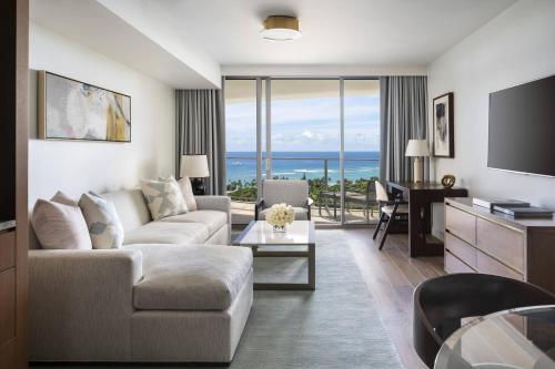 Deluxe One-Bedroom Suite with Two Double Beds and Ocean View