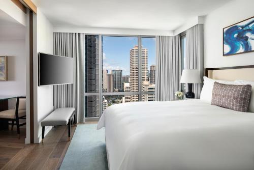 Deluxe Corner Suite with Ocean View