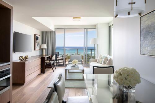 Deluxe Corner Suite with Ocean View