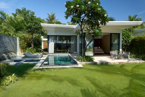 One-Bedroom Oceanfront Villa with King Bed and Private Pool