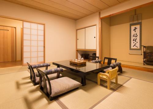 Premium Western-Style Room with Tatami Area with Indoor Bath and Open-Air Bath with Swimming Pool (Only Summer) - Tsutsuji -