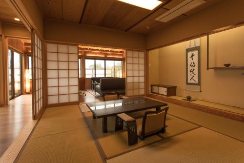 Premium Western-Style Room with Tatami Area with Indoor Bath and Open-Air Bath with Swimming Pool (Only Summer) - Take -