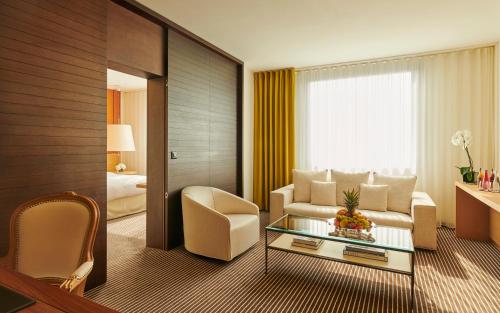 One-Bedroom Suite with Lake View