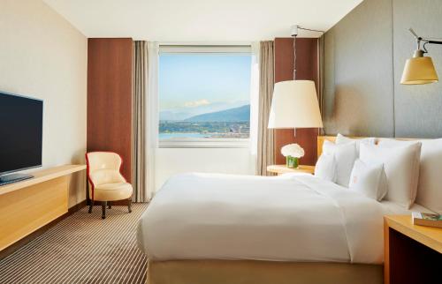 Panoramic Suite with Lake View