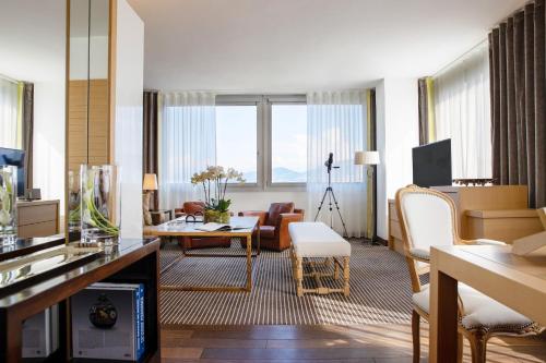 Panoramic Suite with Lake View