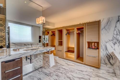 Panoramic Suite with Lake View