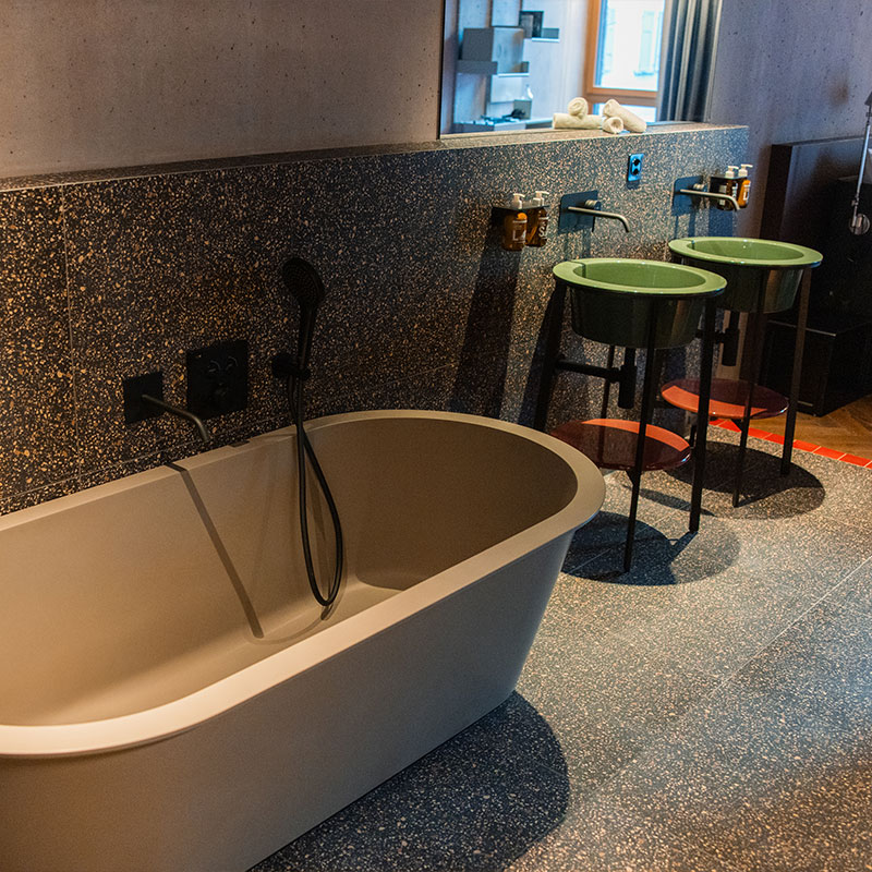 1100 hL Suite with Bathtub (MI-TWTW