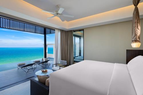 Grand Pool Suite, Suite, 1 King, Sofa bed, Ocean view