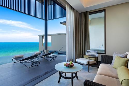 Grand Pool Suite, Suite, 1 King, Sofa bed, Ocean view