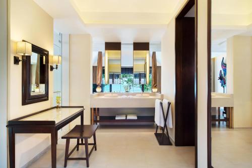 Tropical Pool One-Bedroom Villa with King Bed and Sofa Bed