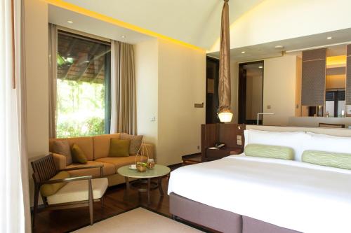 Tropical Pool One-Bedroom Villa with King Bed and Sofa Bed