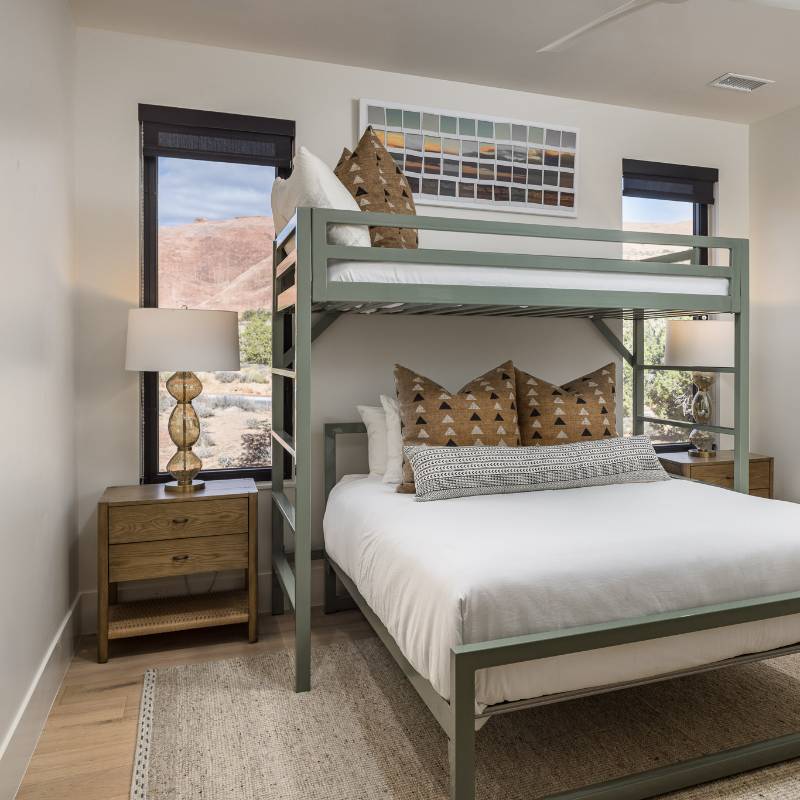 Strata No Pets 2 Room/2.5 Bath-King+Bun 