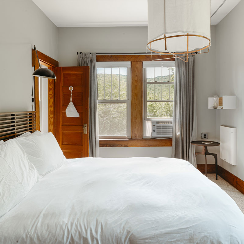 Corner Queen Room
