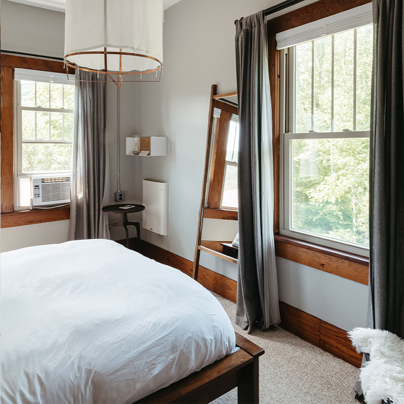 Corner Queen Room