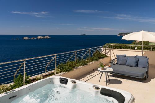Deluxe Suite with Terrace and Sea View