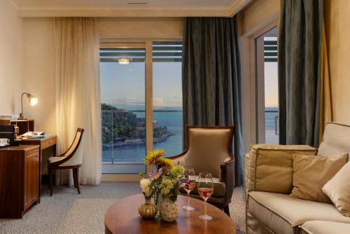 Deluxe Suite with Terrace and Sea View