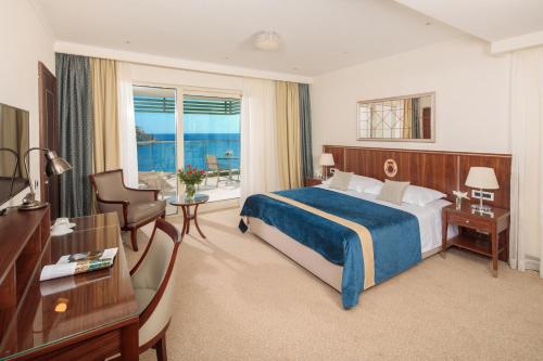 Double or Twin Room with Balcony and Sea View