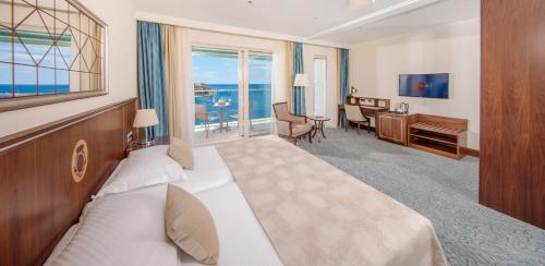 Double or Twin Room with Balcony and Sea View