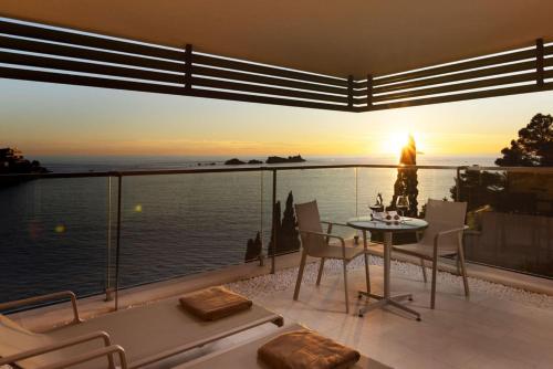 Double or Twin Room with Balcony and Sea View