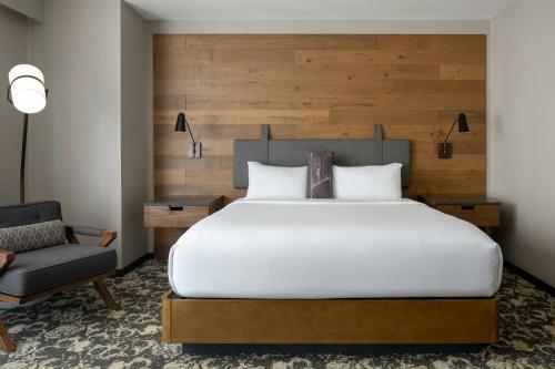 Deluxe Guest Room with 1 King, City view