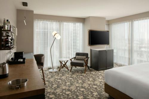 Corner King Room with City View