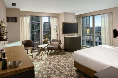 Corner King Room with City View