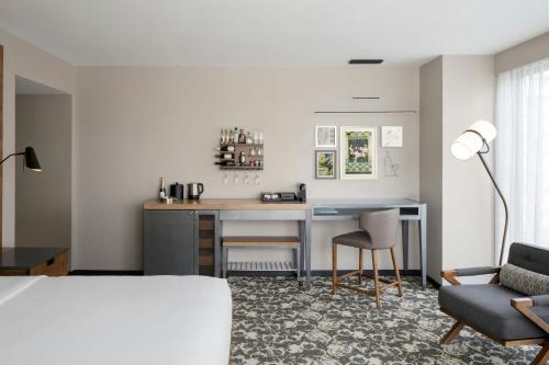 Corner King Room with City View