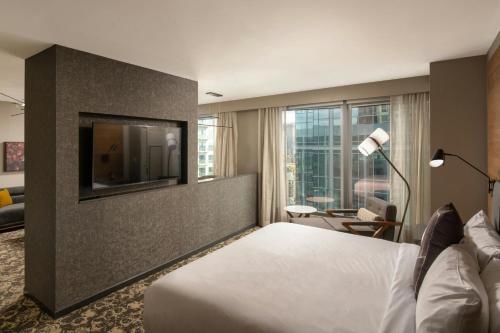 Junior Suite with 1 King, Courtyard view
