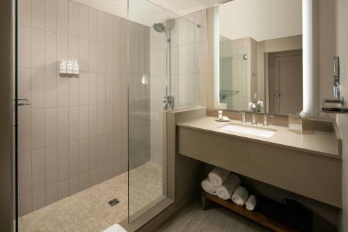 Junior Suite with 1 King, Courtyard view
