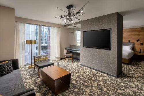 Junior Suite with 1 King, Courtyard view