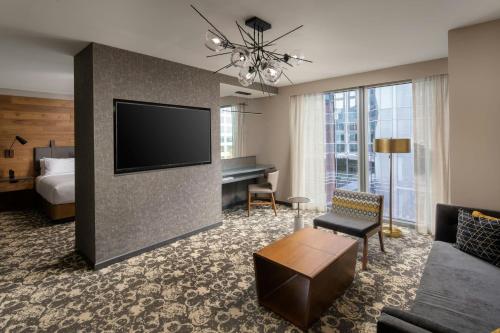 Junior Suite with 1 King, Courtyard view