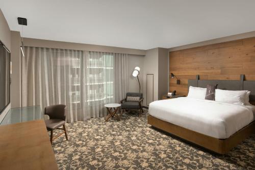 Deluxe Guest room, 1 King,  City View (Mobility Accessible w/ Tub)
