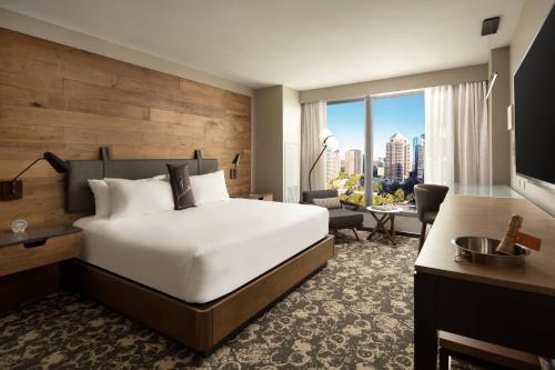 Deluxe Guest room, 1 King,  City View (Mobility Accessible w/ Tub)