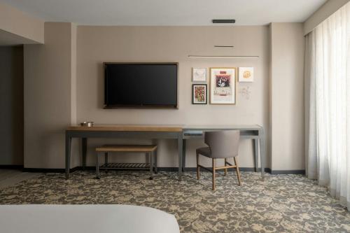 Deluxe Guest room, 1 King,  City View (Mobility Accessible w/ Tub)