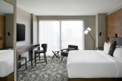1 Bedroom Suite, 1 King,  City View (Hearing Accessible)